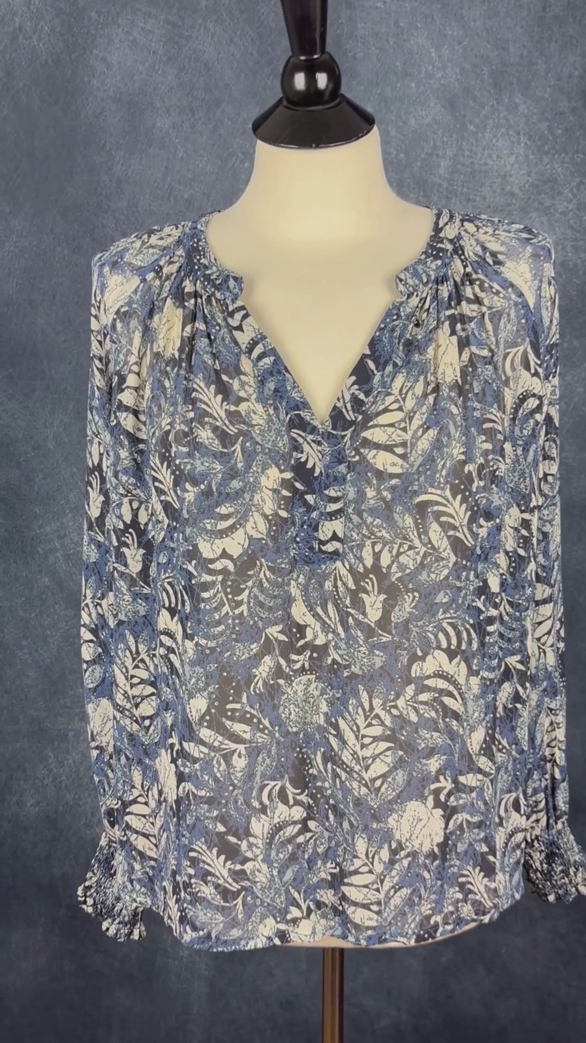 Blouse fluide légèrement translucide à motifs de feuillages crème et bleu Part Two, taille 36 (s). Vue de la vidéo qui présente tous les détails de la blouse.