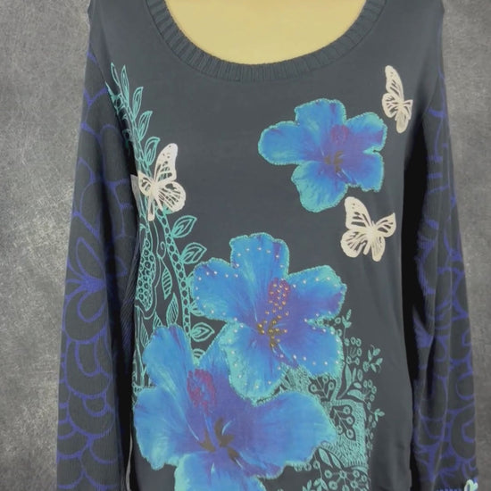 Chandail bi-matière en coton avec fleurs et papillons Desigual, taille xl (fait plus m/l). Vue de la vidéo qui présente tous les détails du chandail.