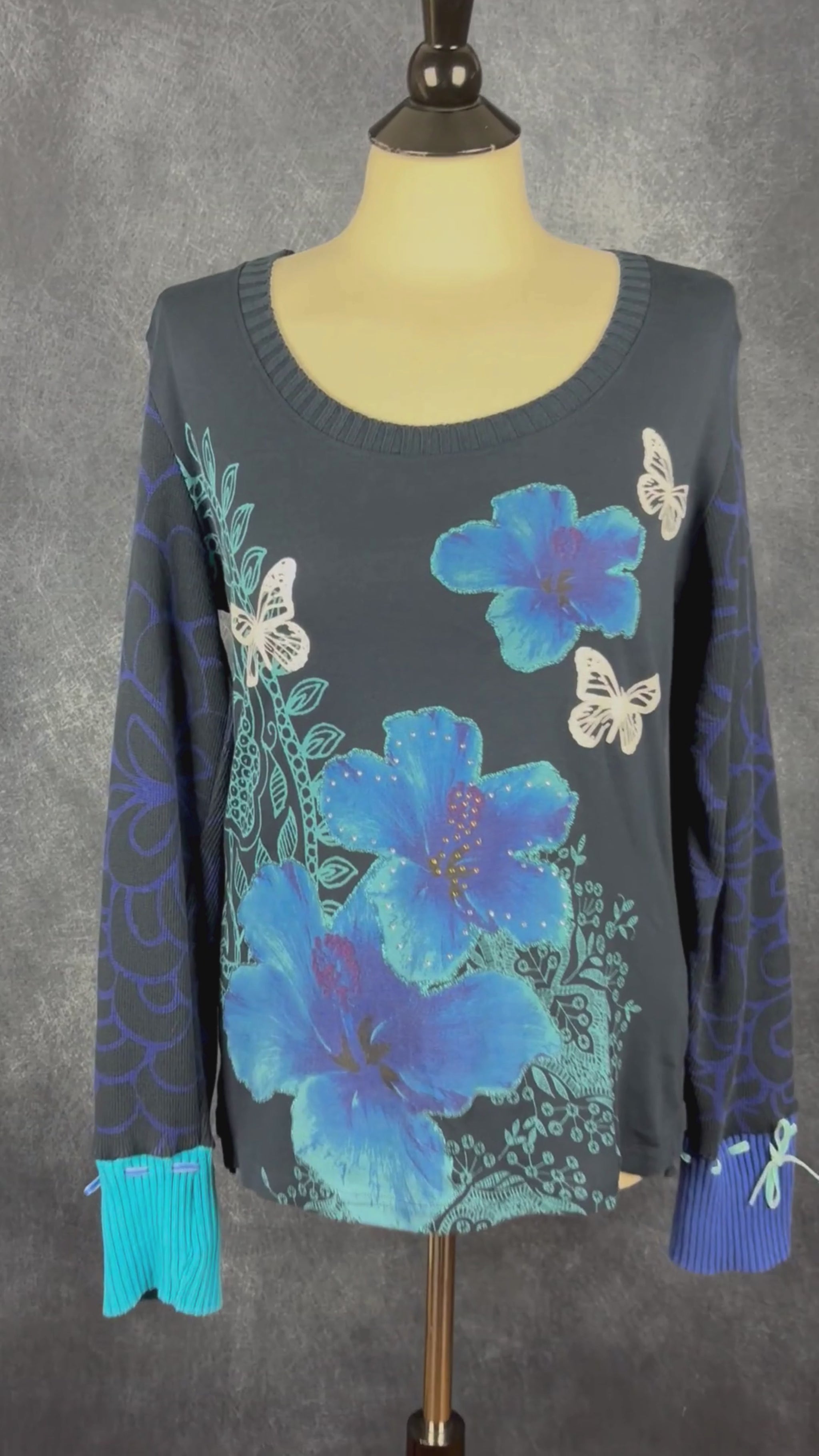 Chandail bi-matière en coton avec fleurs et papillons Desigual, taille xl (fait plus m/l). Vue de la vidéo qui présente tous les détails du chandail.