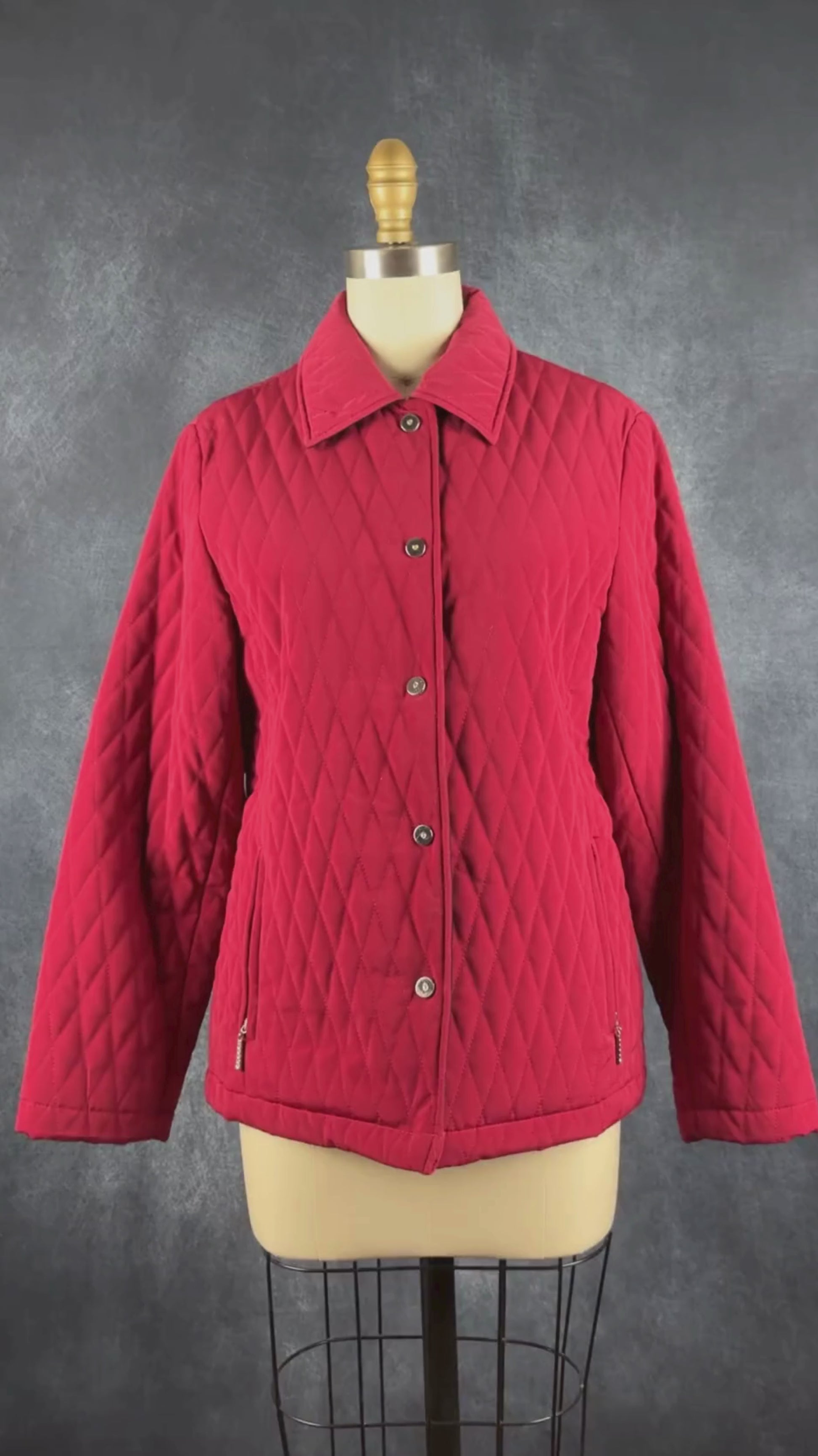 Manteau rouge matelassé Liz Clairborne, taille xs/s. Vue de la vidéo qui présente tous les détails du manteau.