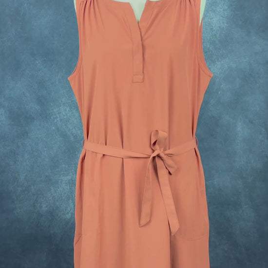 Robe sans manches orange brûlé avec poches, dans un tissu léger et extensible Royal Robbins (parfaite pour voyager et bouger), taille xl. Vue de la vidéo qui présente tous les détails de la robe.