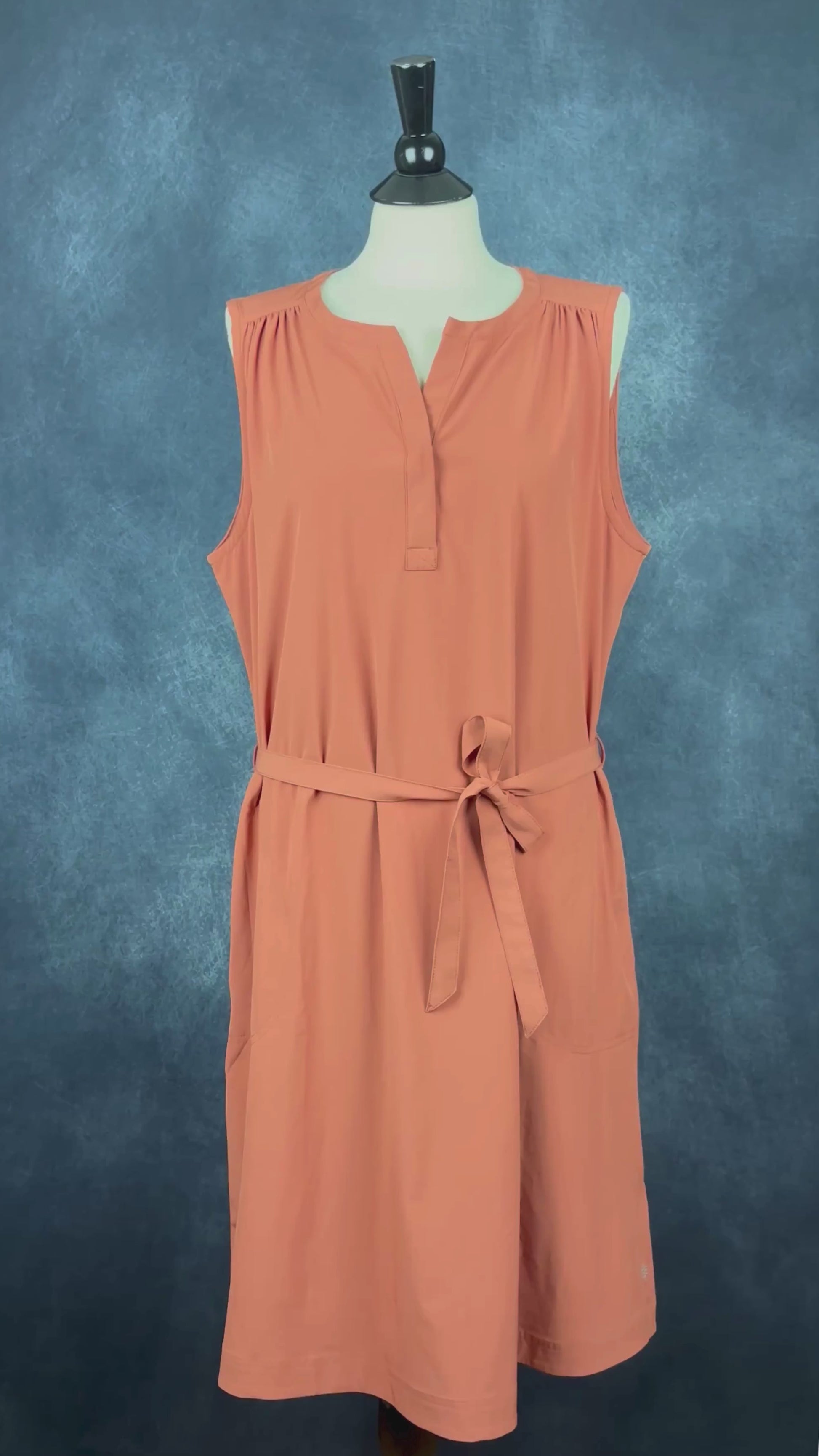 Robe sans manches orange brûlé avec poches, dans un tissu léger et extensible Royal Robbins (parfaite pour voyager et bouger), taille xl. Vue de la vidéo qui présente tous les détails de la robe.