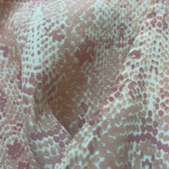 Camisole en soie à délicats motifs animaliers Joie, taille medium. Vue de la vidéo qui présente tous les détails de la camisole.