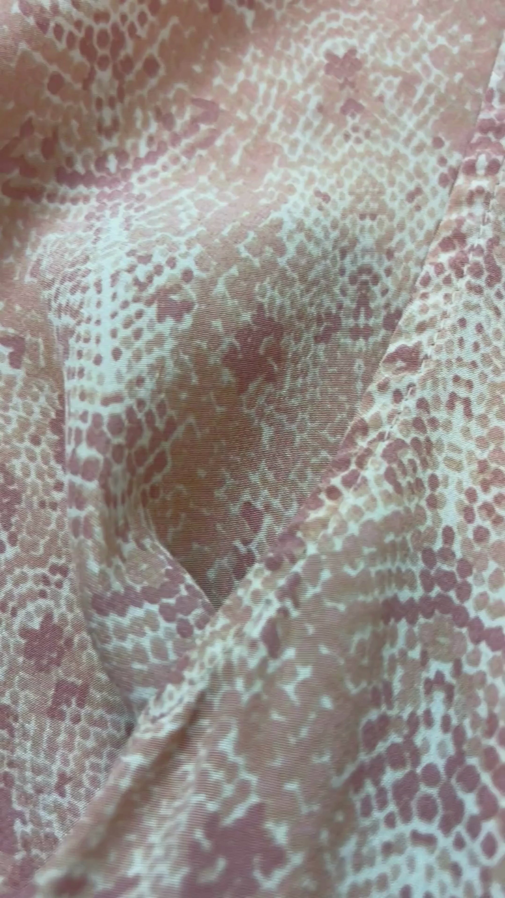 Camisole en soie à délicats motifs animaliers Joie, taille medium. Vue de la vidéo qui présente tous les détails de la camisole.