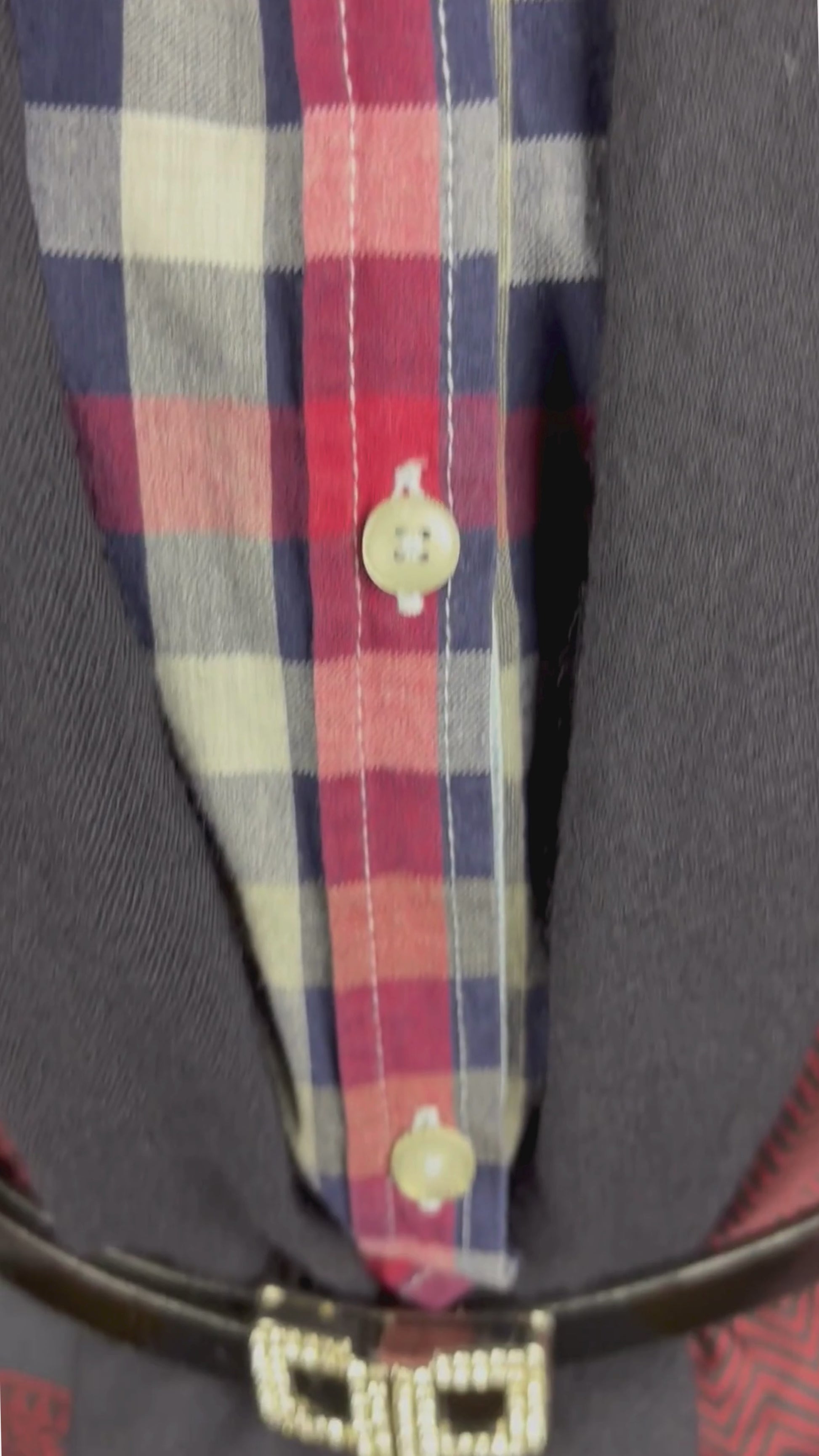 Chemisier à carreaux en fine flanelle Mademoiselle Saint James, taille 16 (l). Vue de la vidéo qui présente tous les détails du chemisier.