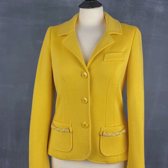 Veste style blazer jaune doré en laine Luisa Spagnoli, taille small. Vue de la vidéo qui présente tous les détails de la veste.