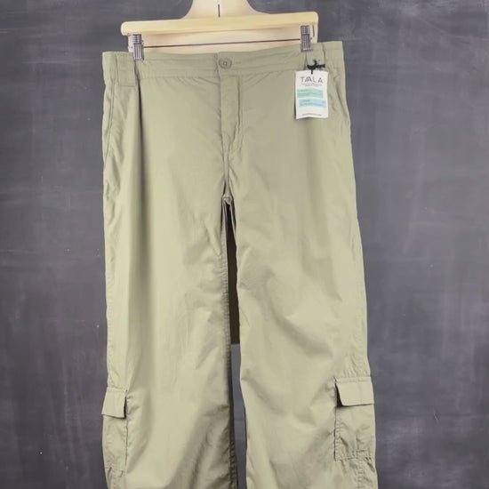 Pantalon cargo ample kaki Tala, taille large. Vue de la vidéo qui présente tous les détails du pantalon.