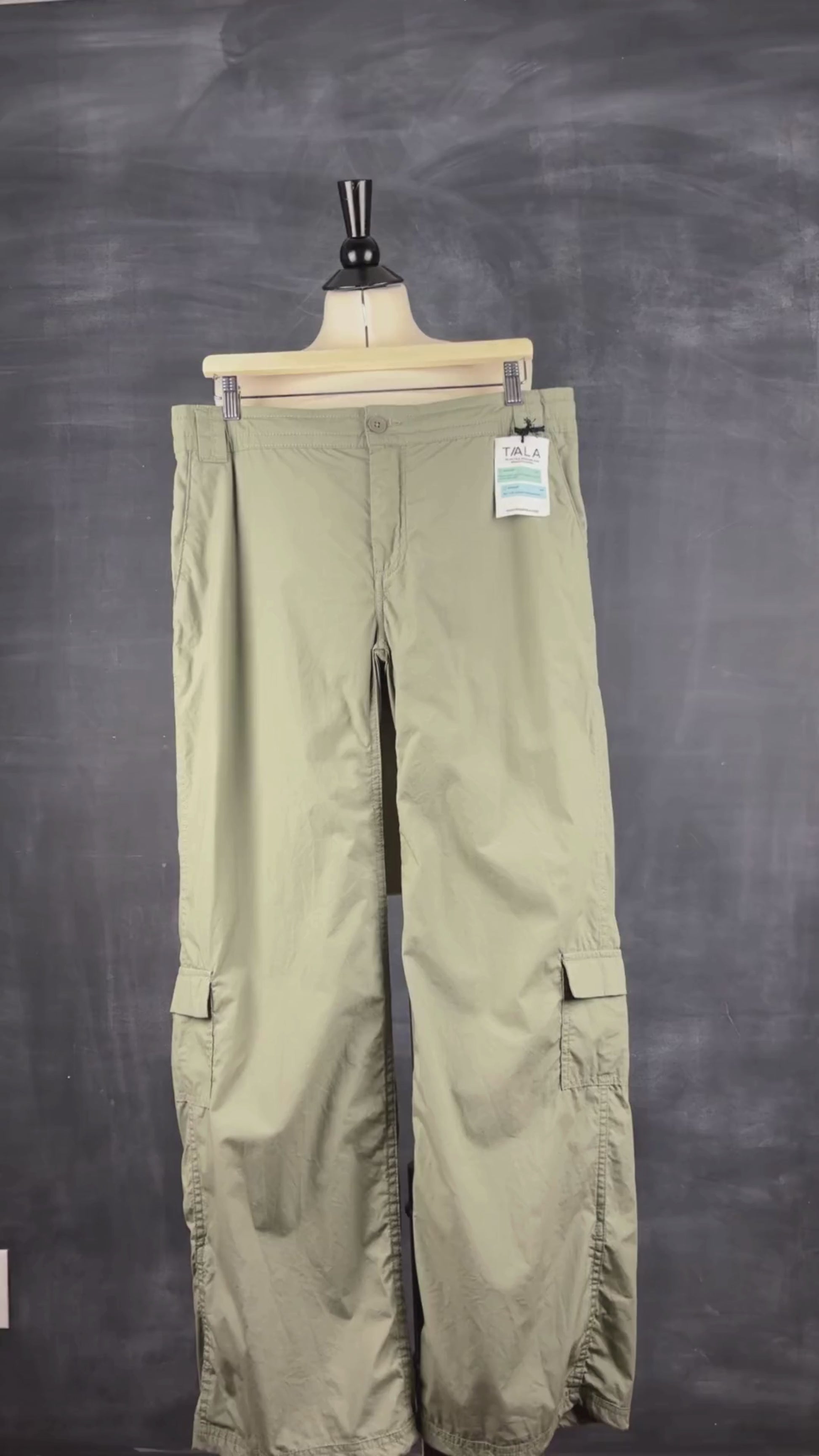 Pantalon cargo ample kaki Tala, taille large. Vue de la vidéo qui présente tous les détails du pantalon.