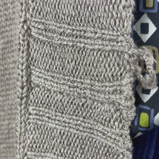 Pantalon en velours extensible bleu nuit Iris Setlakwe, taille 6. Vue de la vidéo qui présente tous les détails du pantalon.