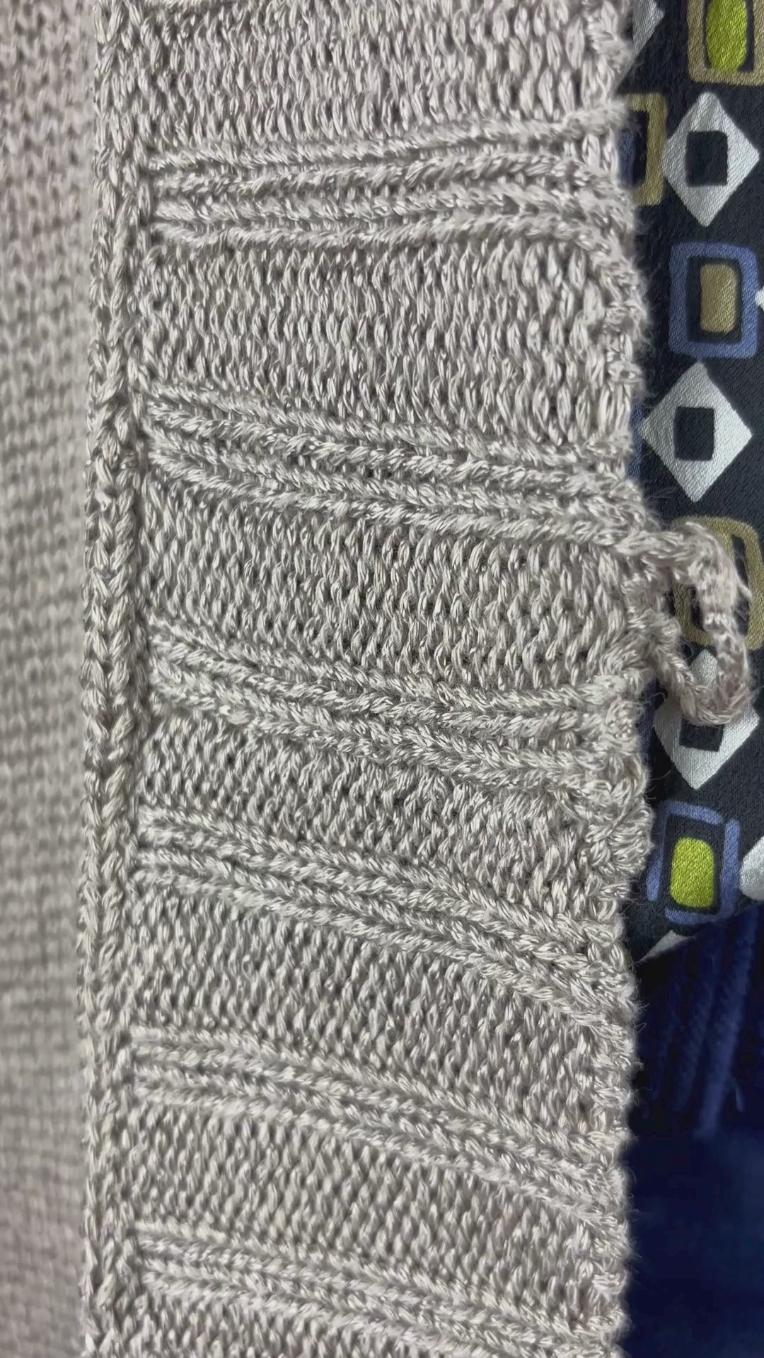 Pantalon en velours extensible bleu nuit Iris Setlakwe, taille 6. Vue de la vidéo qui présente tous les détails du pantalon.