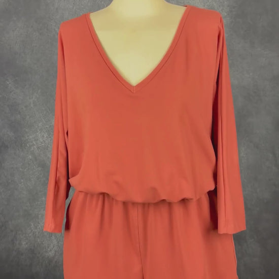 Combinaison short orangée à manches longues Oraki, taille xxl. Vue de la vidéo qui présente tous les détails de la combinaison.