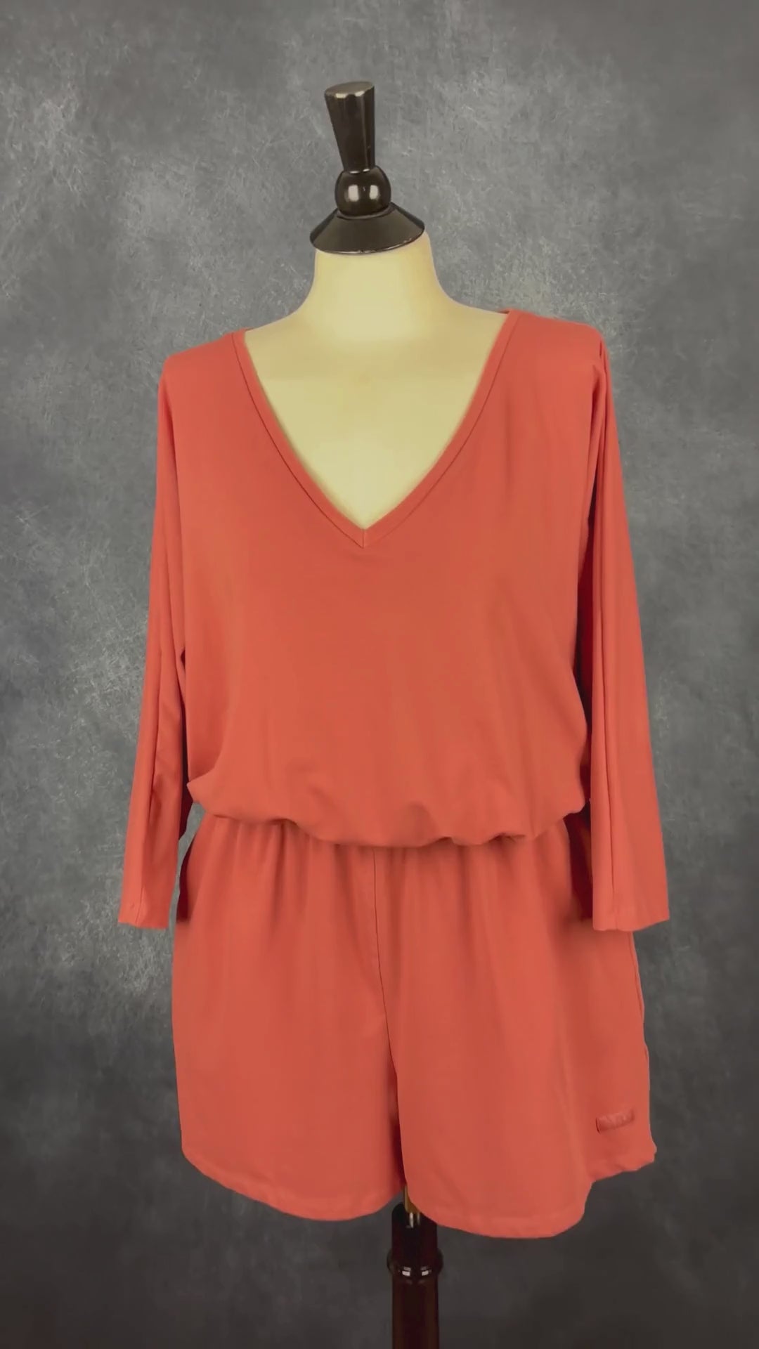 Combinaison short orangée à manches longues Oraki, taille xxl. Vue de la vidéo qui présente tous les détails de la combinaison.