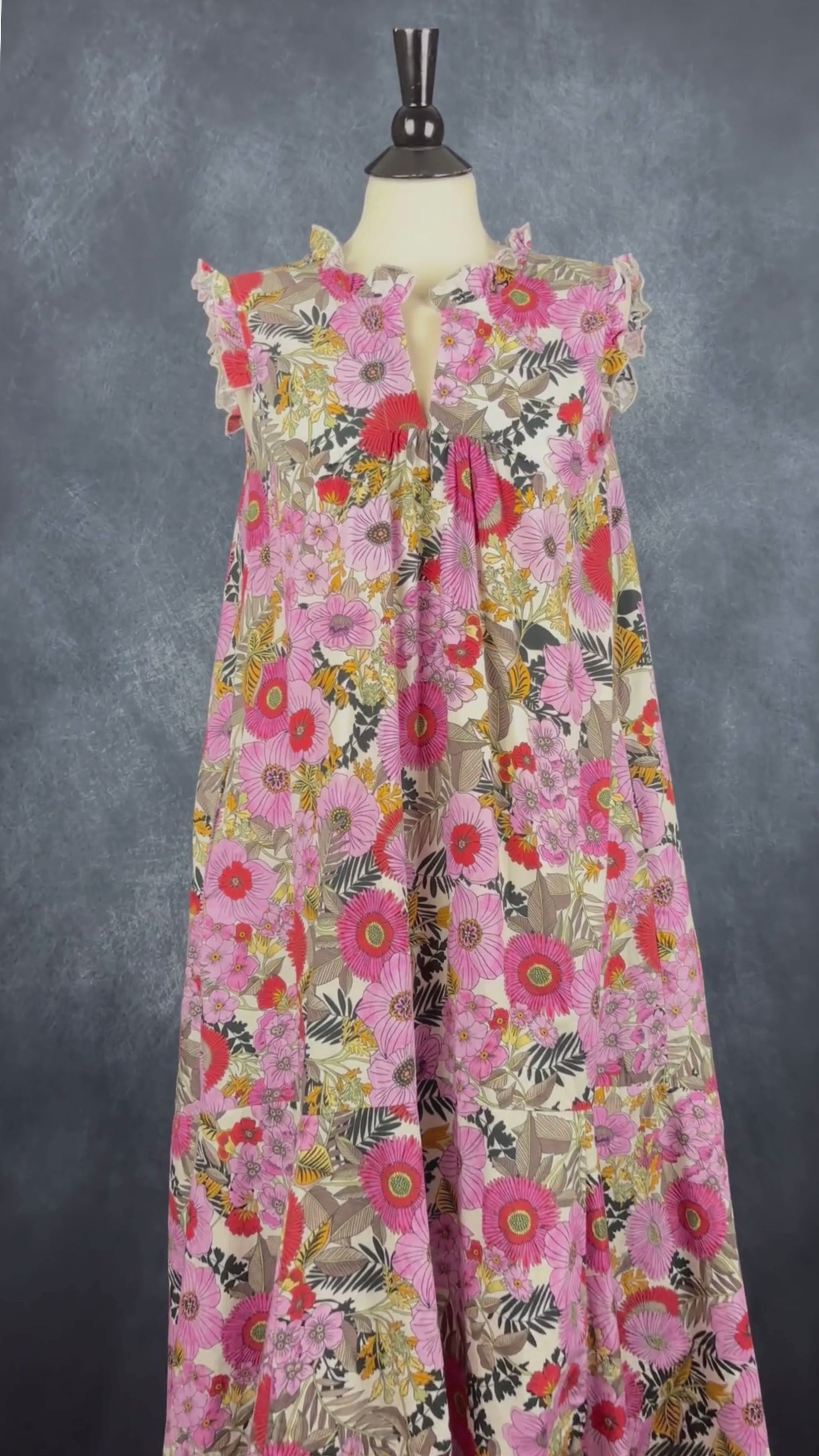 Robe longue ample fleurie en coton avec poches, fabriquée en Italie, Chepè, taille medium. Vue de la vidéo qui présente tous les détails de la robe.