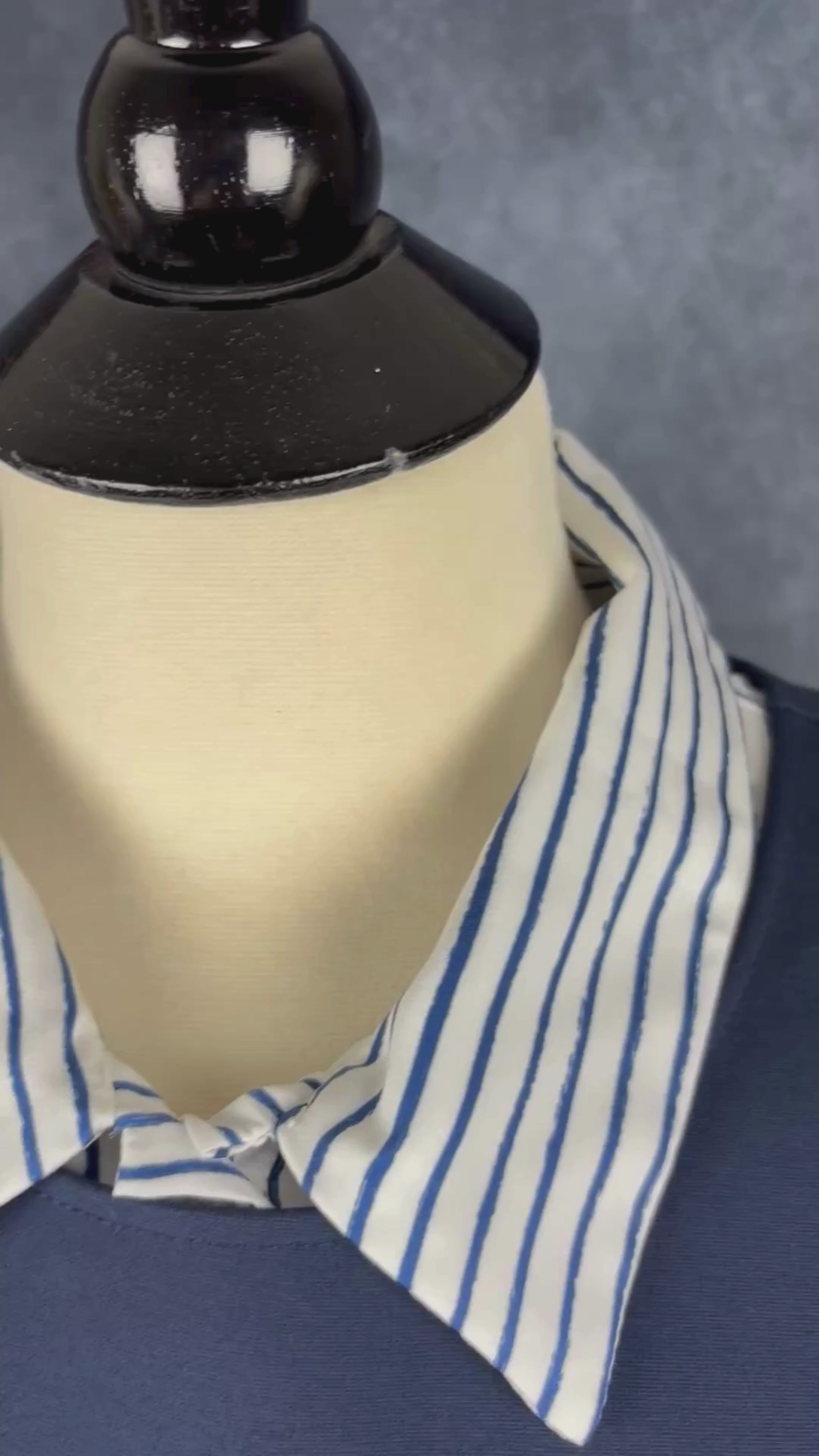 Chemisier fluide à rayures bleues Tristan, taille xl. Vue de la vidéo qui présente tous les détails du chemisier.