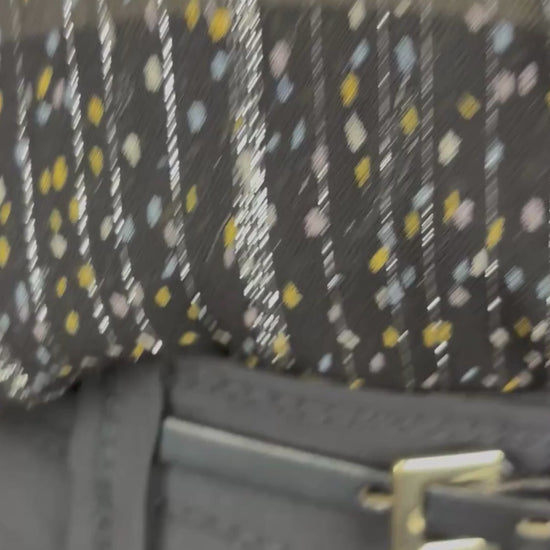 Pantalon noir à jambe droite Brax modèle Rita, taille 29. Vue de la vidéo qui présente tous les détails du pantalon.