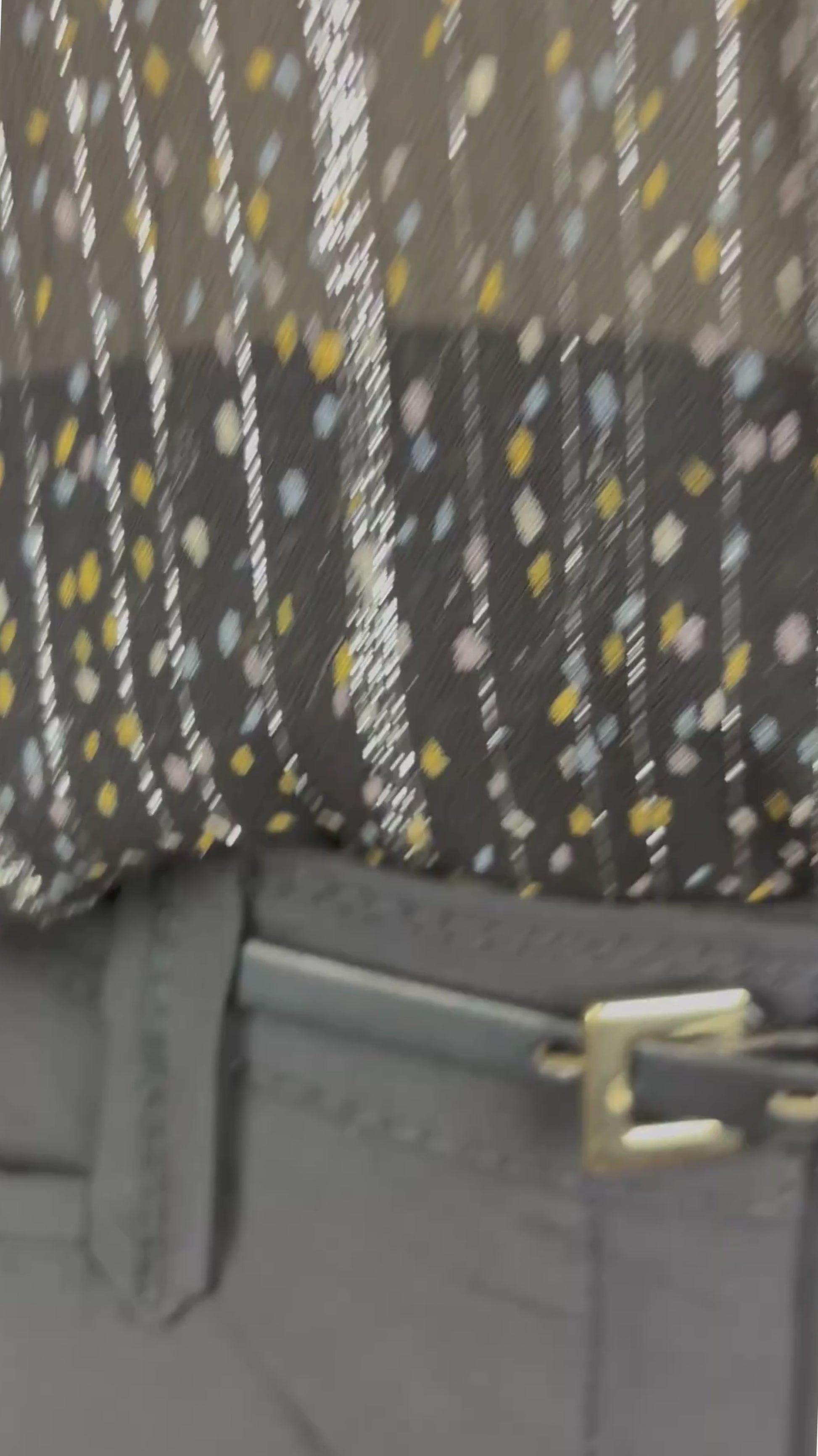 Pantalon noir à jambe droite Brax modèle Rita, taille 29. Vue de la vidéo qui présente tous les détails du pantalon.