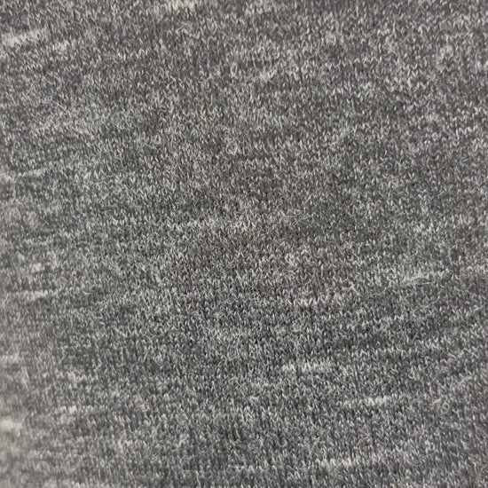 Chandail fin tricot extensible charcoal chiné et noir Wilfred, taille large. Vue de la vidéo qui montre tous les détails du chandail.