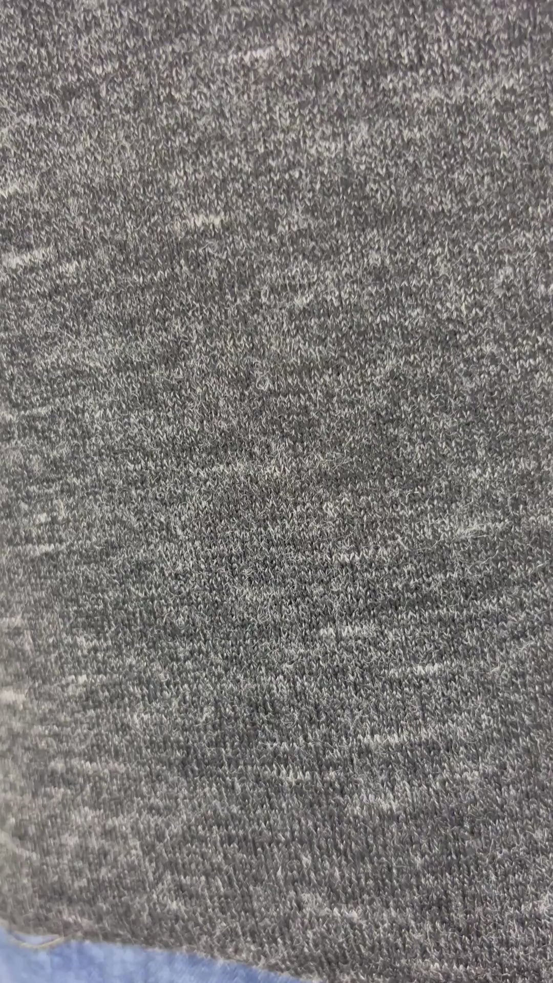 Chandail fin tricot extensible charcoal chiné et noir Wilfred, taille large. Vue de la vidéo qui montre tous les détails du chandail.