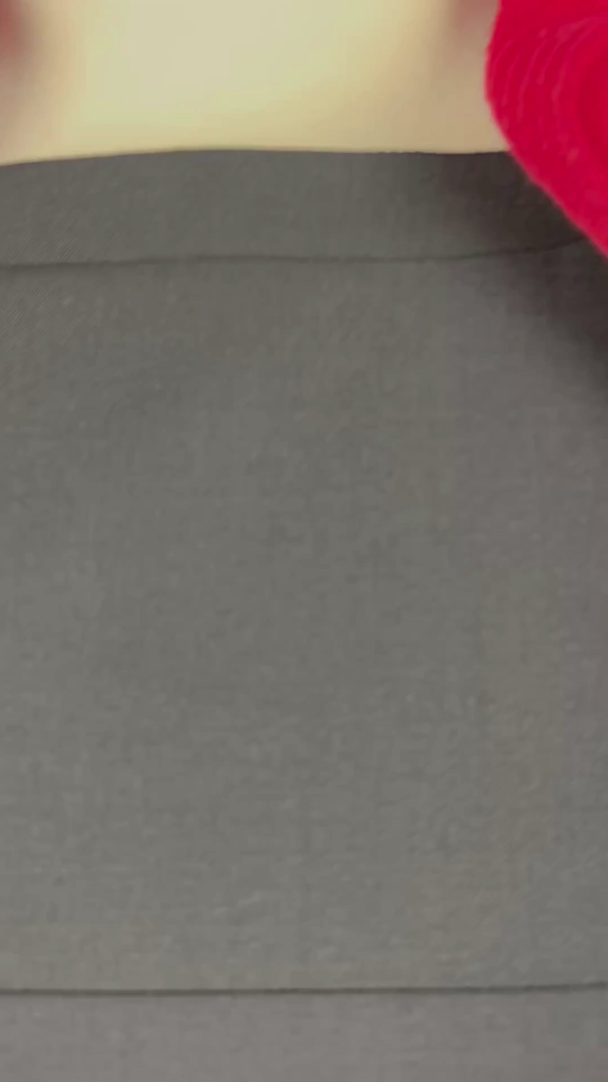 Robe classique charcoal foncé Marc Aurel, taille 38. Vue de la vidéo qui présente tous les détails de la robe.