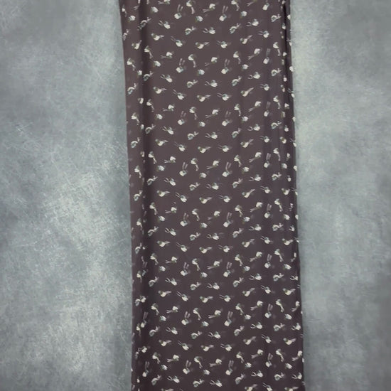 Grand foulard marine à motifs de petites fleurs Part Two. Vue de la vidéo qui présente tous les détails du foulard.