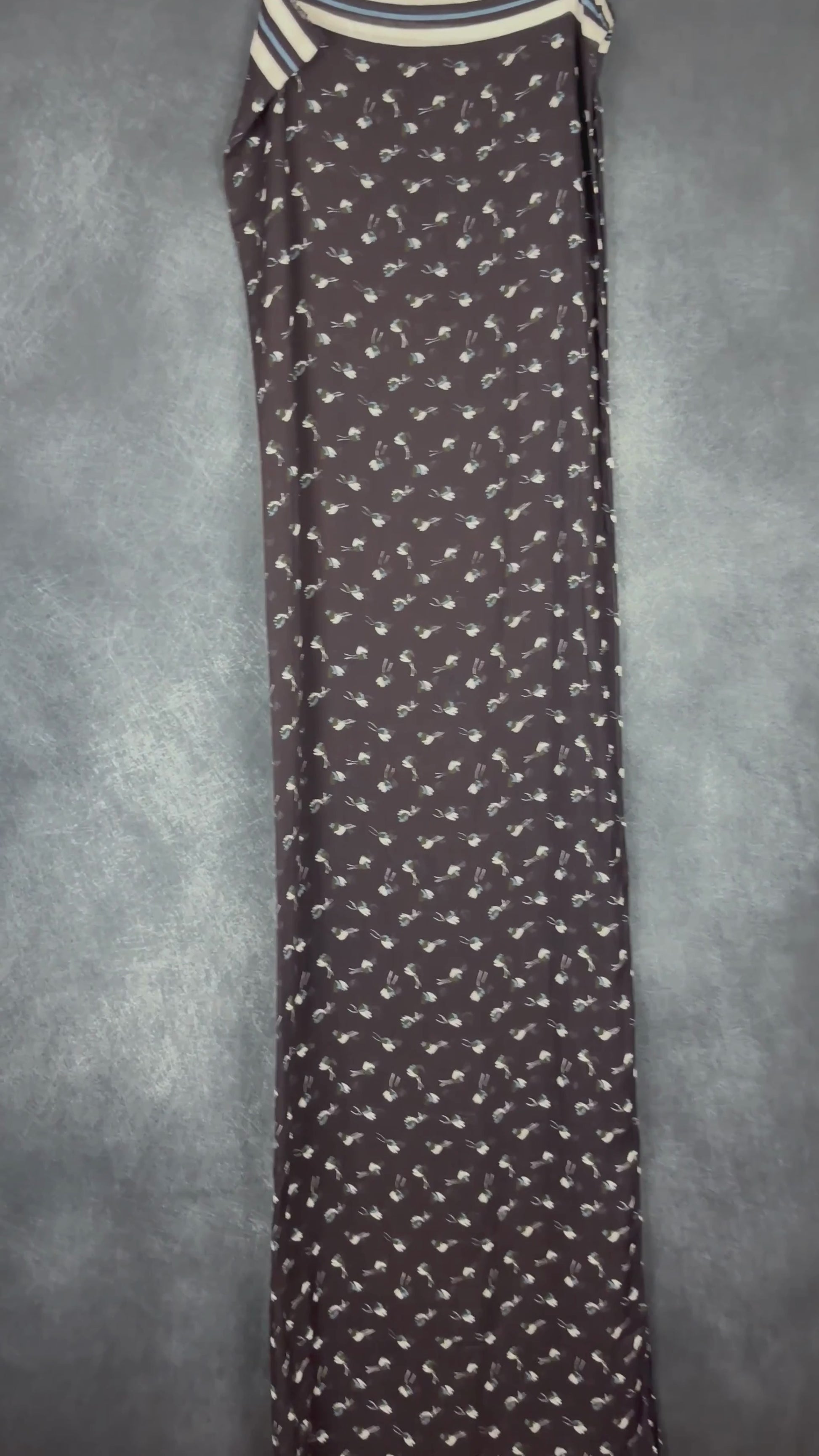 Grand foulard marine à motifs de petites fleurs Part Two. Vue de la vidéo qui présente tous les détails du foulard.