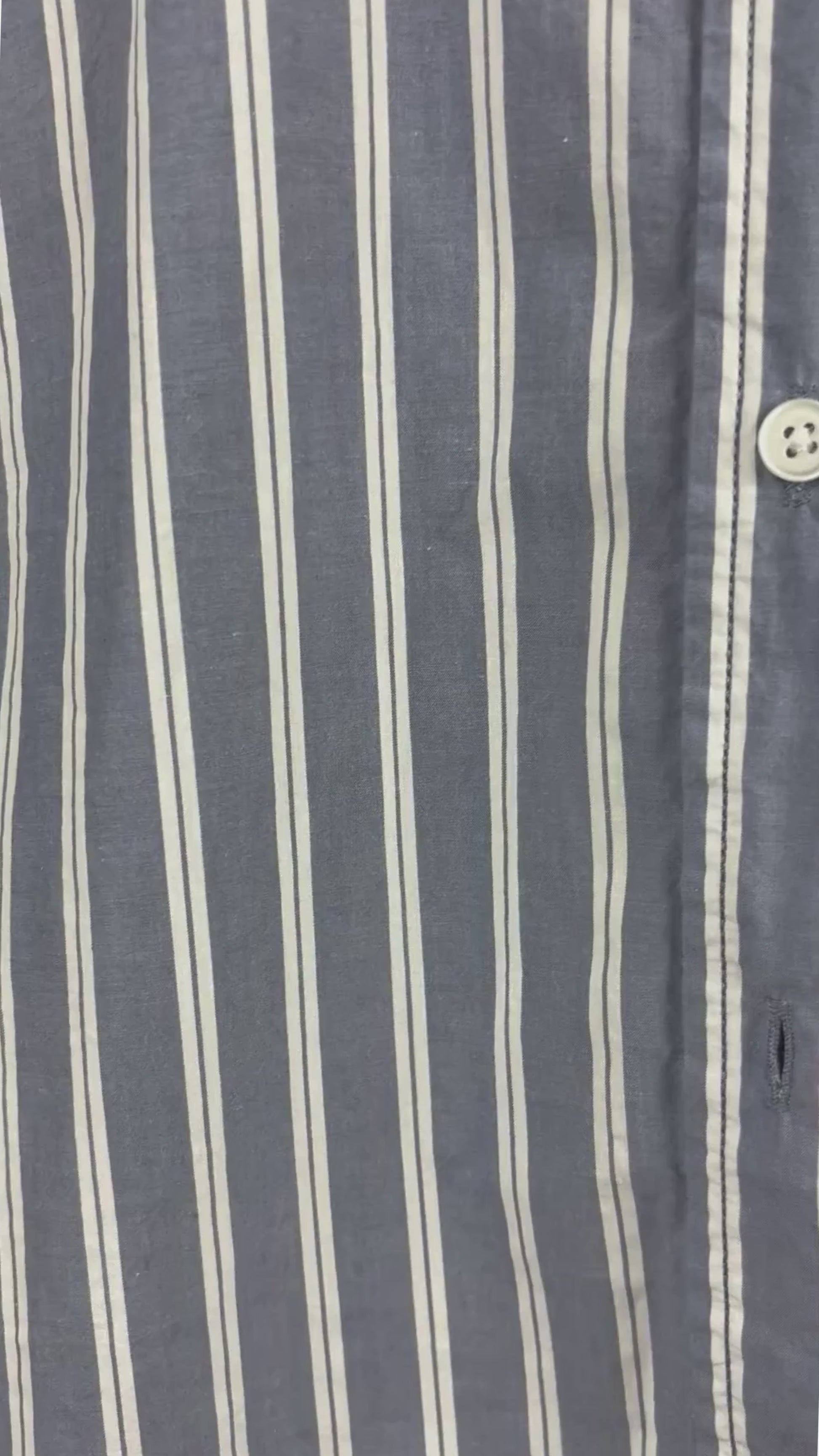 Chemisier en coton à rayures blanches Banana Republic, taille xl. Vue de la vidéo qui présente tous les détails du chemisier.