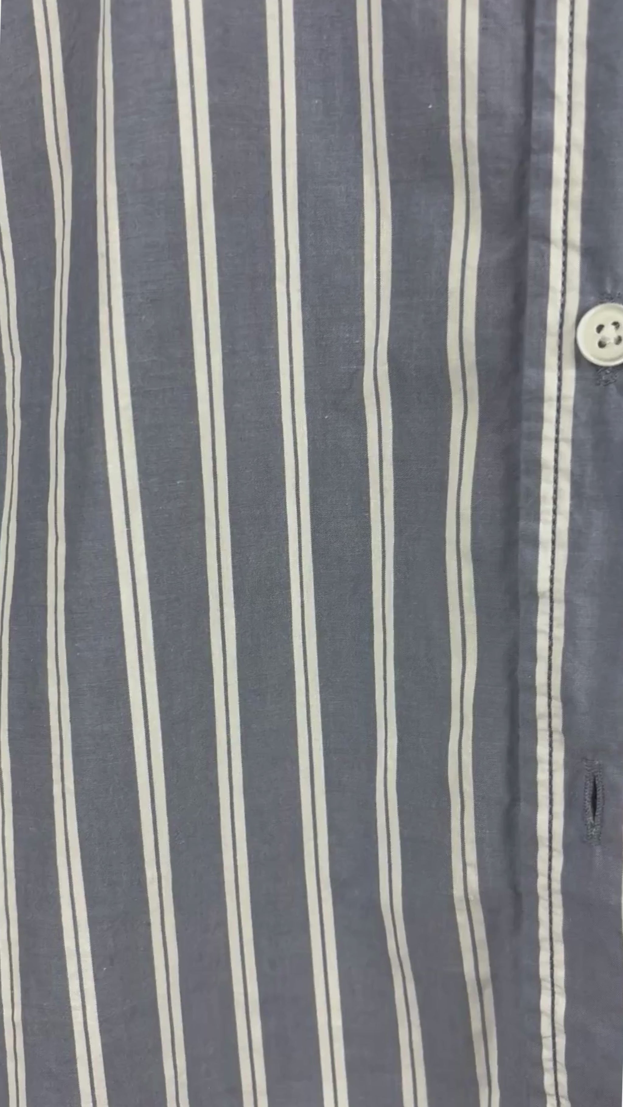Chemisier en coton à rayures blanches Banana Republic, taille xl. Vue de la vidéo qui présente tous les détails du chemisier.
