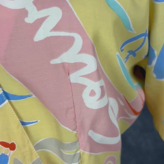 Blouse vintage jaune doux et motifs estivaux Gerard Darel, taille 36 (small). Vue de la vidéo qui présente tous les détails de la blouse.