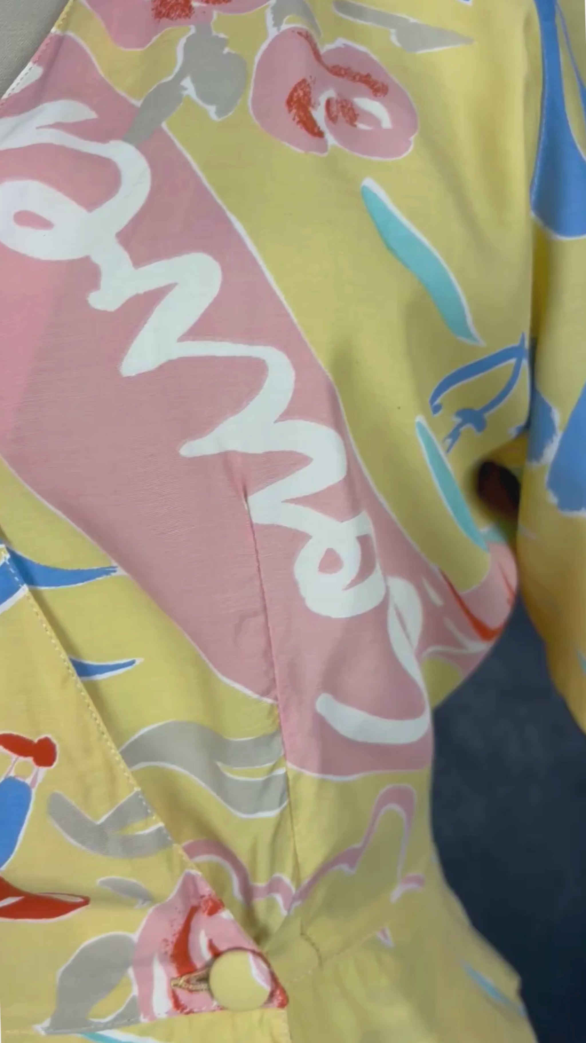 Blouse vintage jaune doux et motifs estivaux Gerard Darel, taille 36 (small). Vue de la vidéo qui présente tous les détails de la blouse.