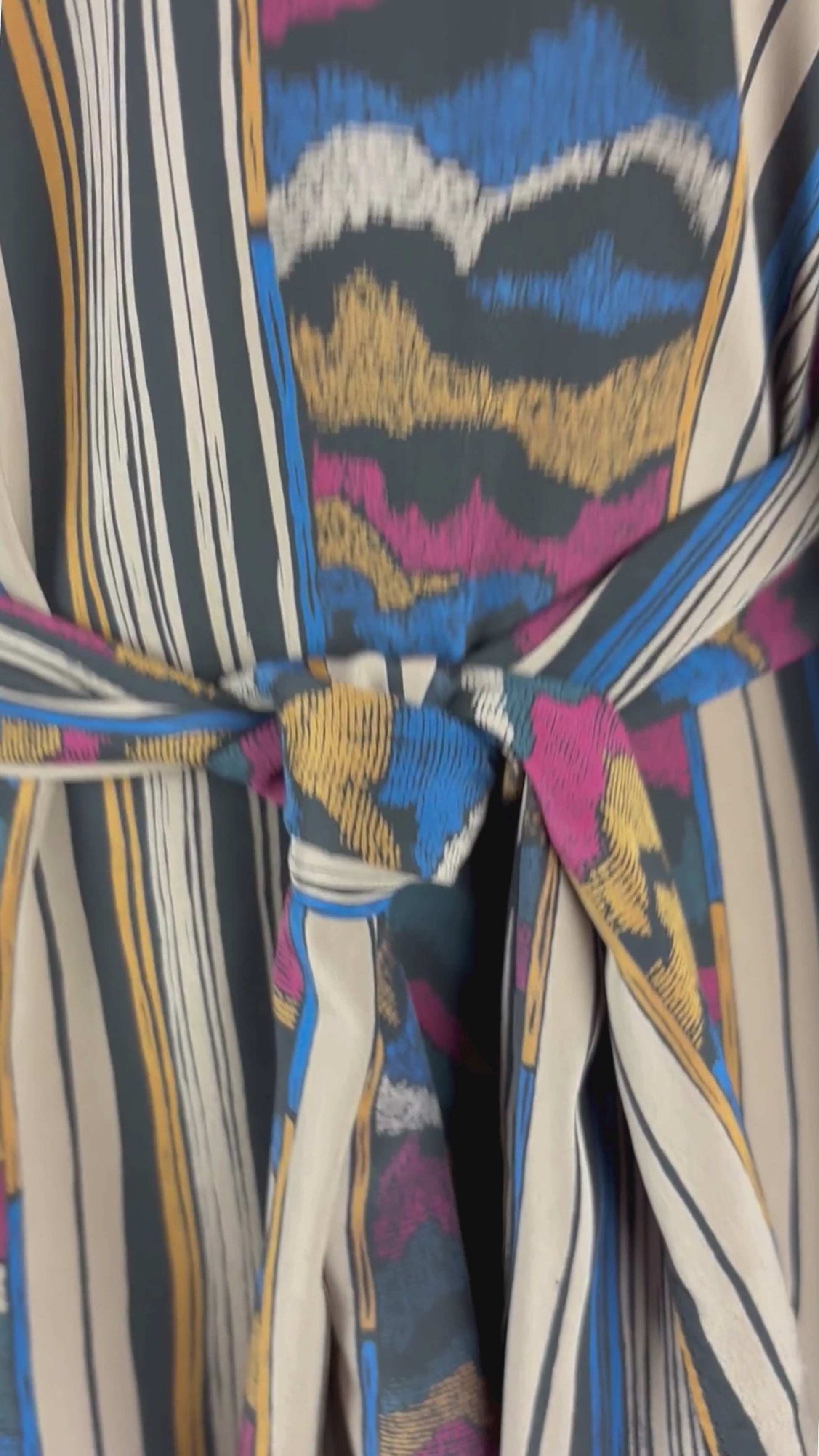 Robe vintage à jolis motifs Maison Missy House, taille estimée à small/medium. Vue de la vidéo qui présente tous les détails de la robe.