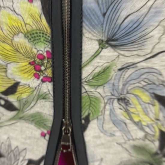 Veste florale en jersey et insertions de maille noire Marc Cain, taille N3 (s/m). Vue de la vidéo qui présente tous les détails de la veste.