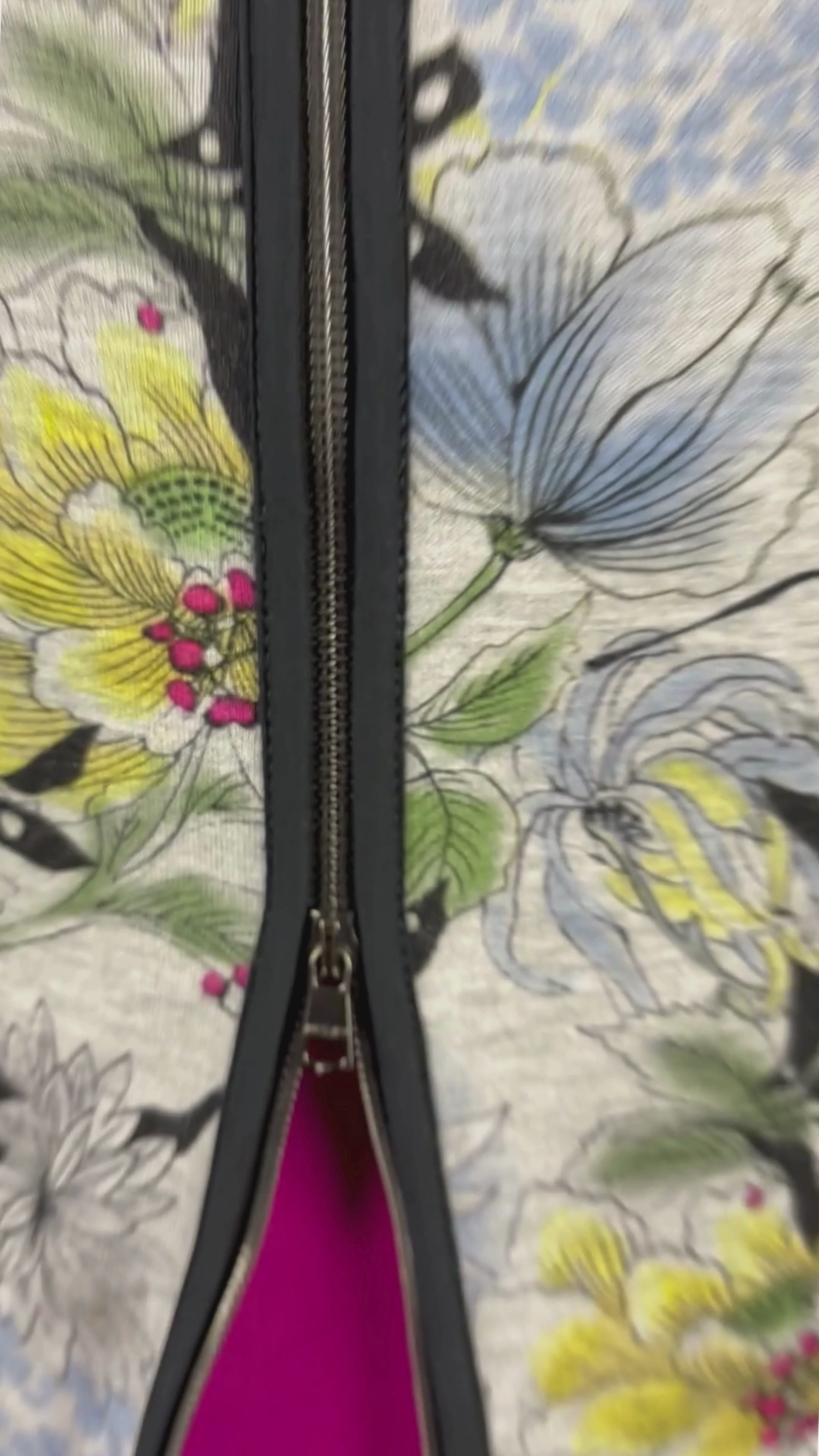Veste florale en jersey et insertions de maille noire Marc Cain, taille N3 (s/m). Vue de la vidéo qui présente tous les détails de la veste.