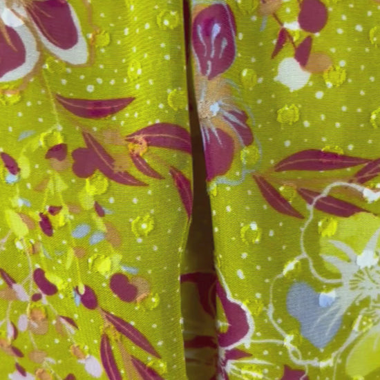 Blouse florale colorée Joie, taille medium. Vue de la vidéo qui présente tous les détails de la blouse.