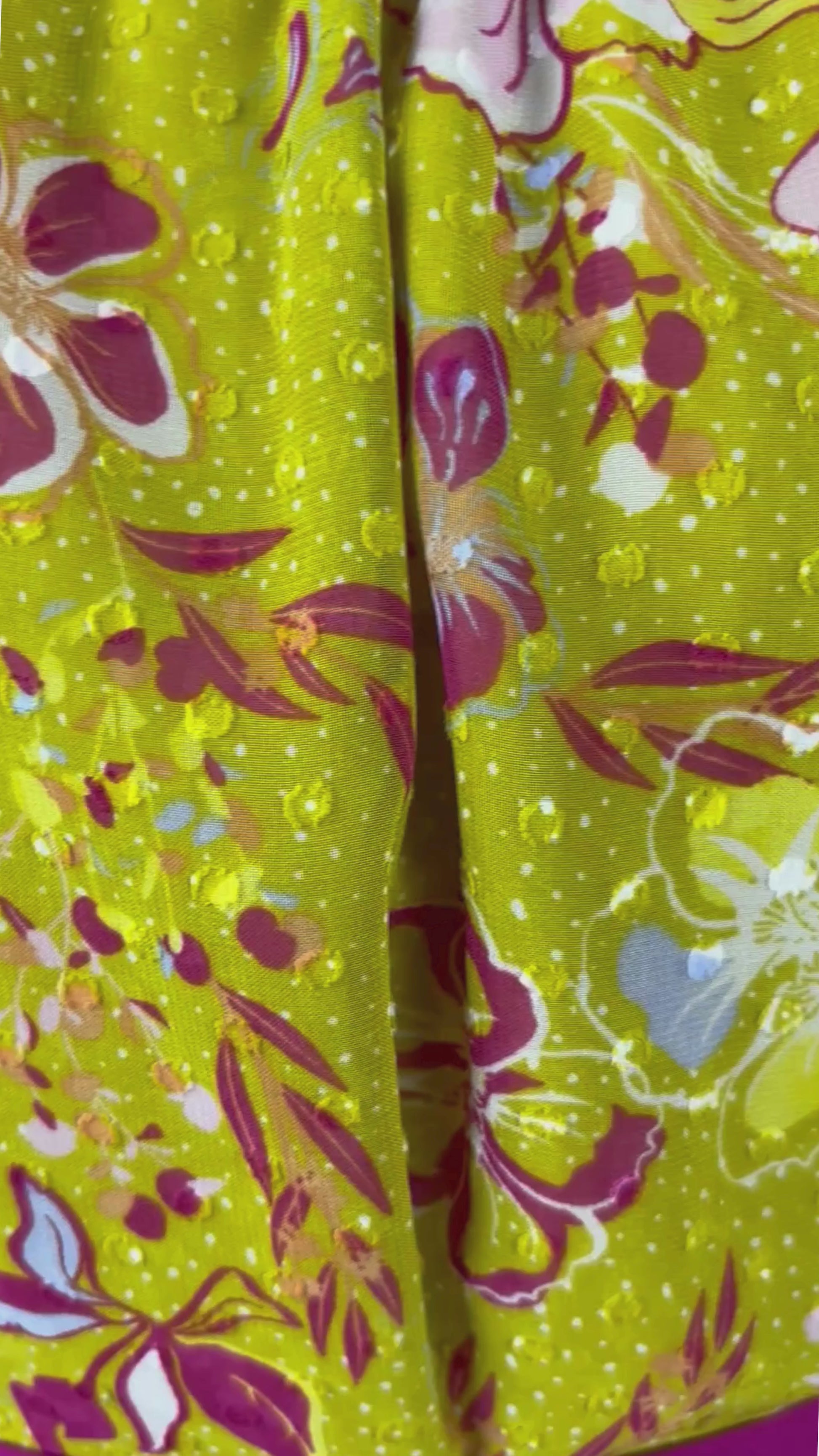 Blouse florale colorée Joie, taille medium. Vue de la vidéo qui présente tous les détails de la blouse.