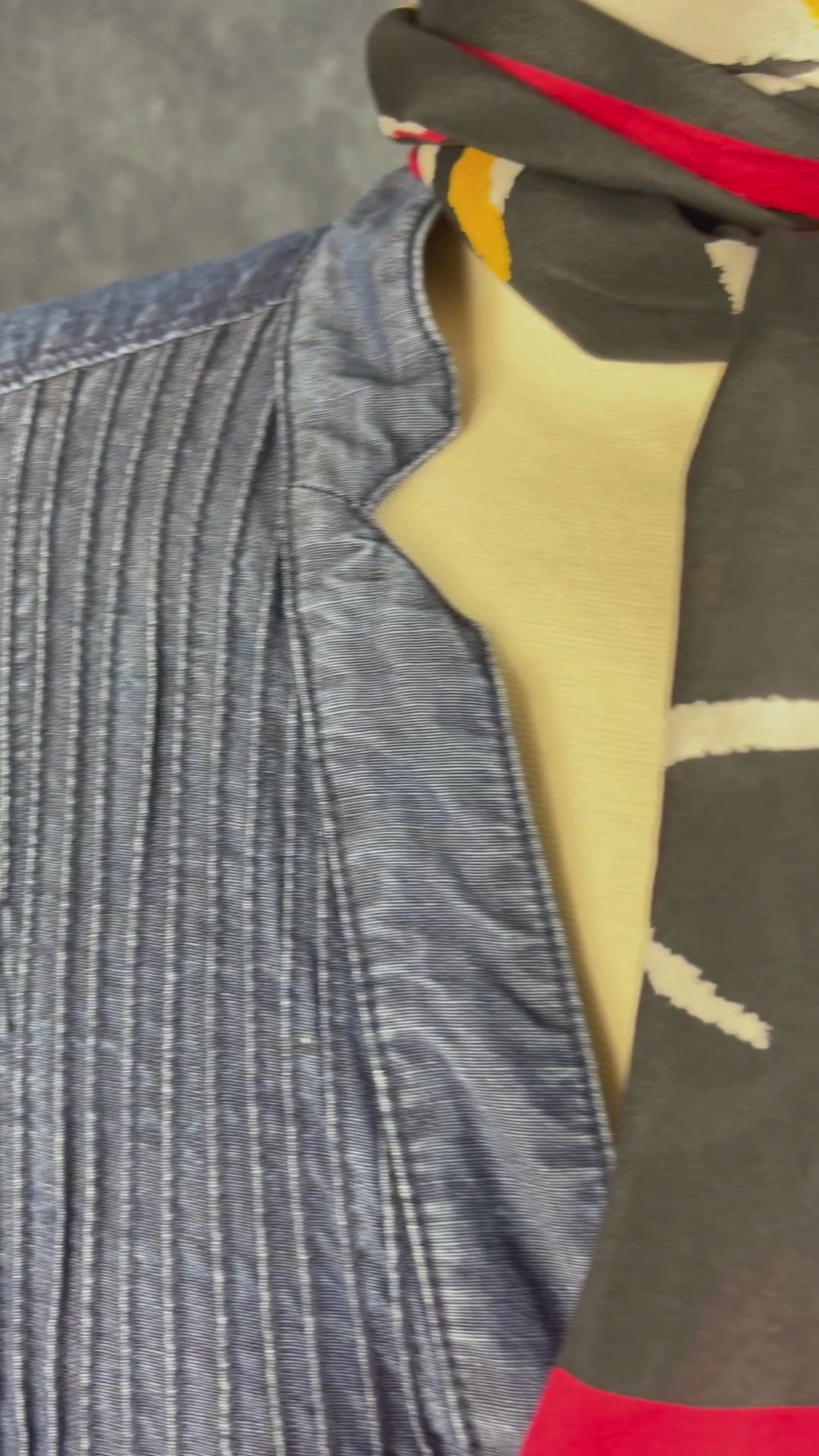 Robe en chambray avec poches et plissé à la poitrine Gerard Darel, taille 40 (m). Vue de la vidéo qui présente tous les détails de la robe.