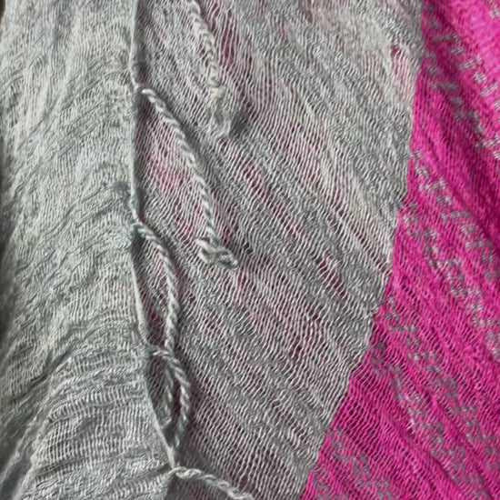 Foulard ajouré rose et gris, long rectangle avec franges, Part Two. Vue de la vidéo qui présente tous les détails du foulard.