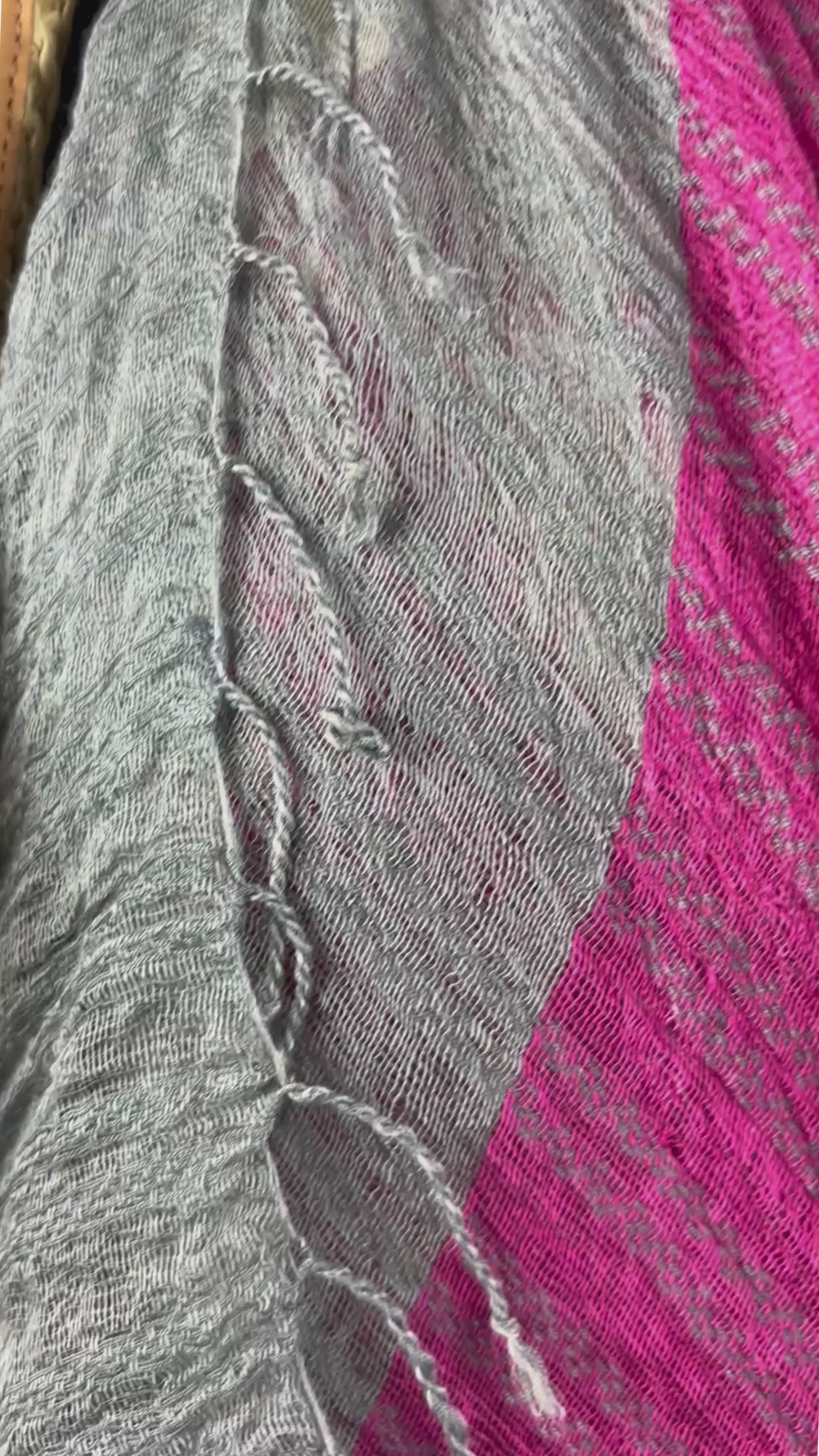 Foulard ajouré rose et gris, long rectangle avec franges, Part Two. Vue de la vidéo qui présente tous les détails du foulard.