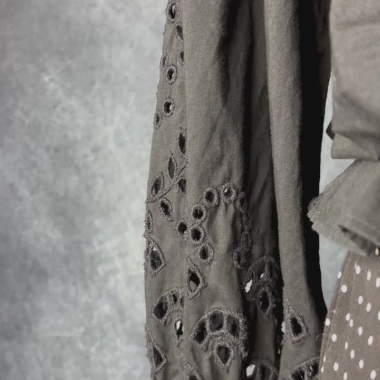 Blouse noire romantique à manches ballons et broderie anglaise aux manches, Gap, taille small. Vue de la vidéo qui présente tous les détails de la blouse.