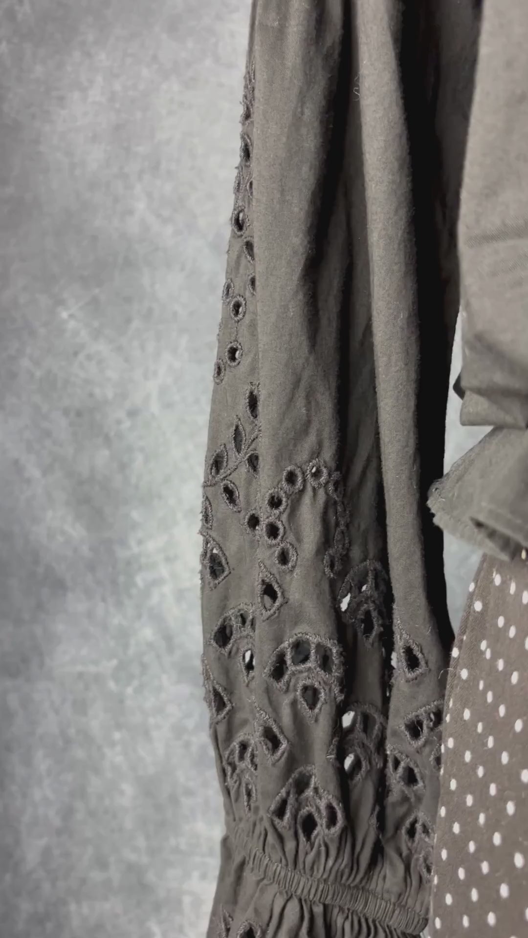 Blouse noire romantique à manches ballons et broderie anglaise aux manches, Gap, taille small. Vue de la vidéo qui présente tous les détails de la blouse.