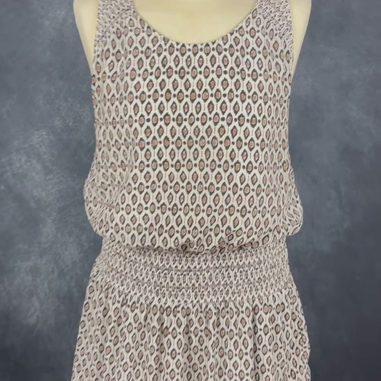 Robe en soie à petits motifs et taille large élastique, Joie, taille large. Vue de la vidéo qui présente tous les détails de la robe.