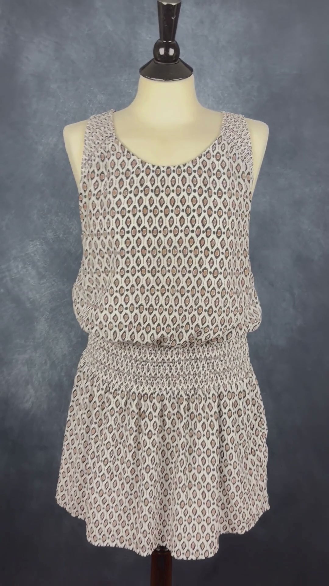 Robe en soie à petits motifs et taille large élastique, Joie, taille large. Vue de la vidéo qui présente tous les détails de la robe.