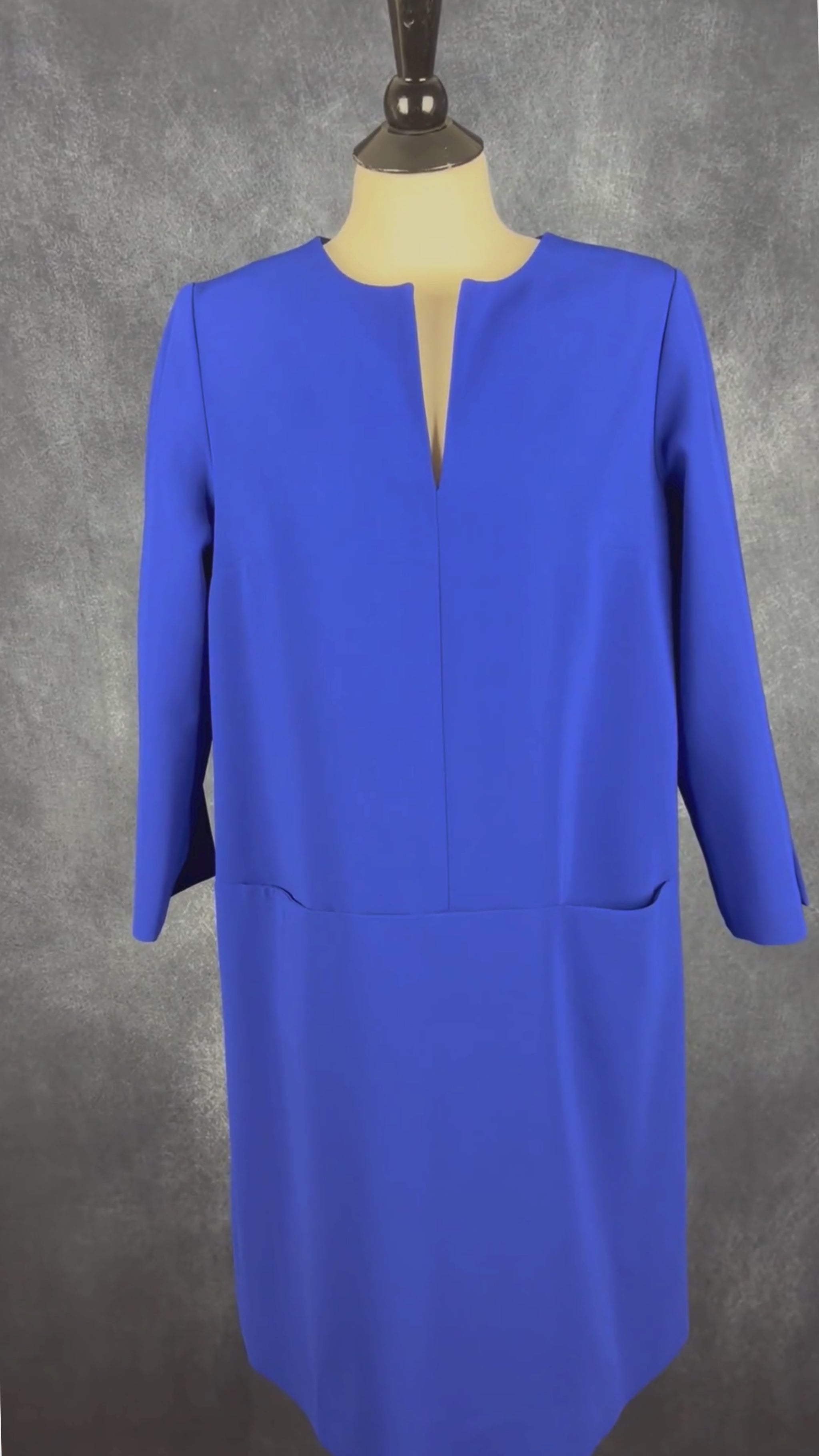 Robe droite bleu royal avec poches Éditions de robes, taille 10 (l). Vue de la vidéo qui présente tous les détails de la robe.
