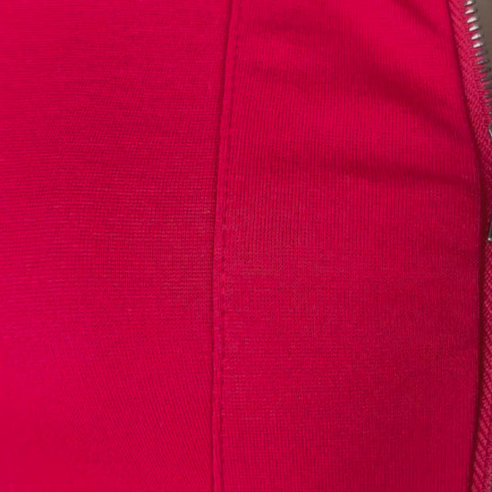 Chandail rouge en ponte à ourlet péplum asymétrique BCBG MaxAzria, taille xs. Vue de la vidéo qui présente tous les détails du chandail.