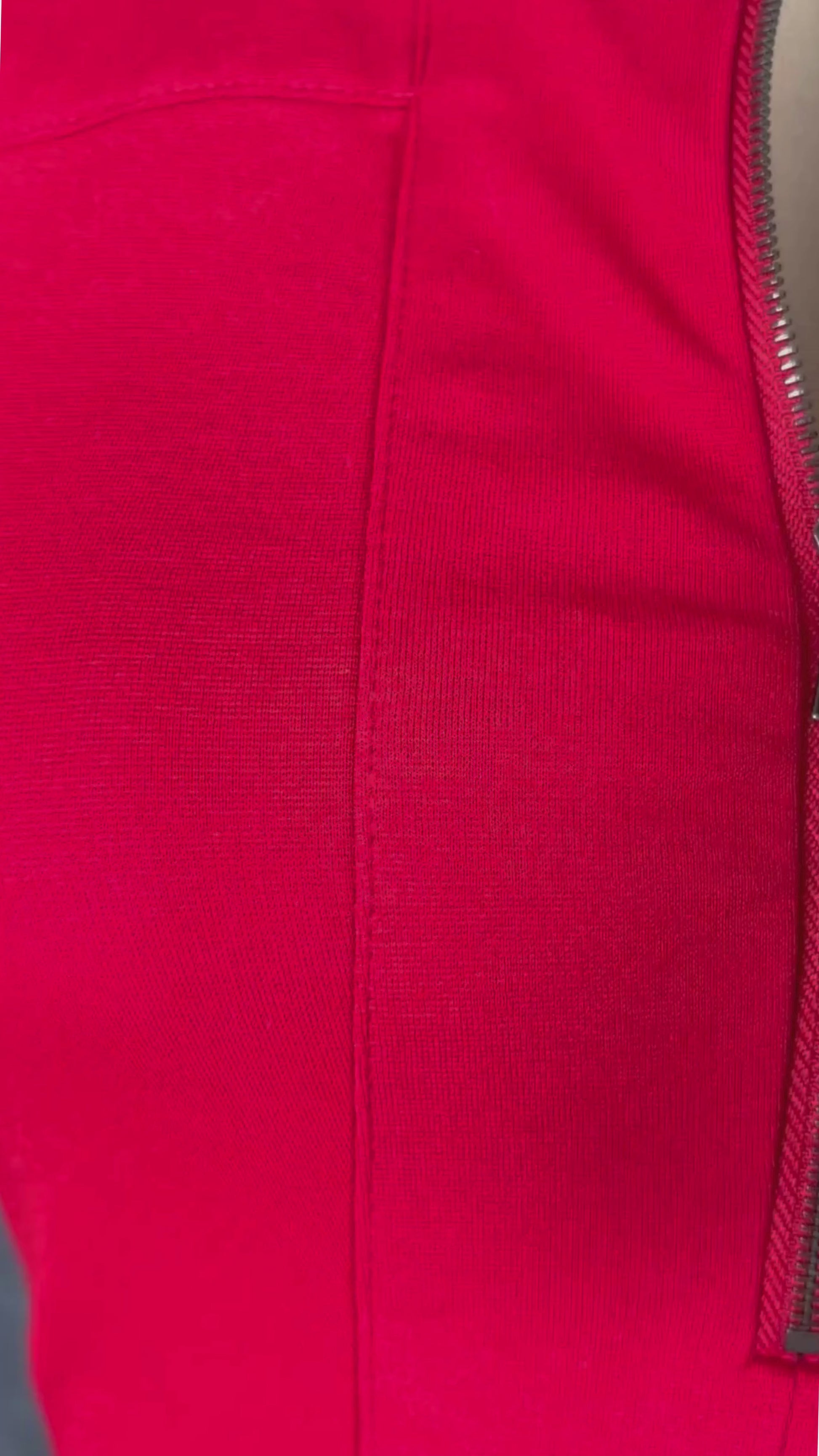 Chandail rouge en ponte à ourlet péplum asymétrique BCBG MaxAzria, taille xs. Vue de la vidéo qui présente tous les détails du chandail.