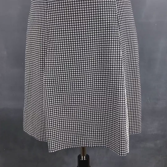 Jupe à plis creux effet optique crème et noir Tristan, taille 8. Vue de la vidéo qui présente tous les détails de la jupe.