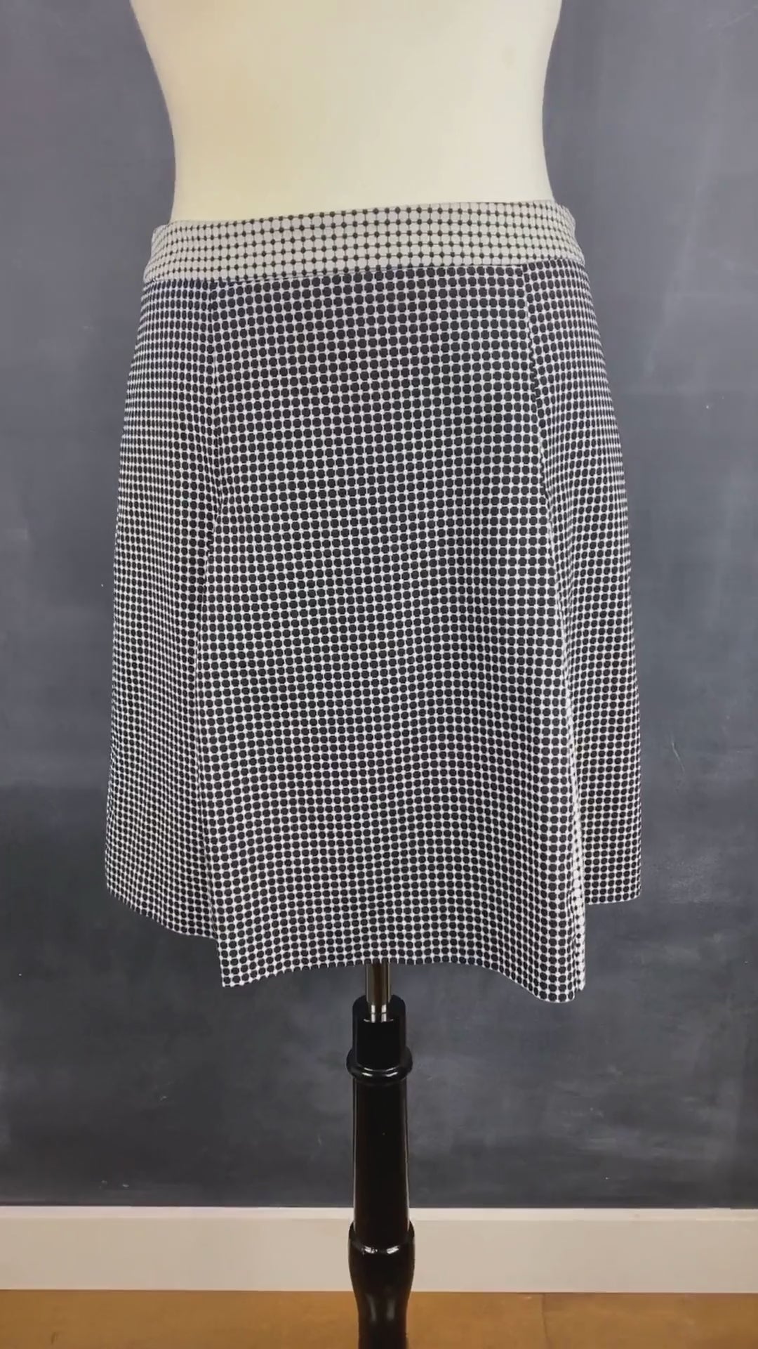 Jupe à plis creux effet optique crème et noir Tristan, taille 8. Vue de la vidéo qui présente tous les détails de la jupe.