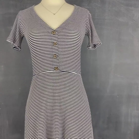 Robe rayée extensible Reformation, taille xs-s. Vue de la vidéo qui présente tous les détails de la robe.