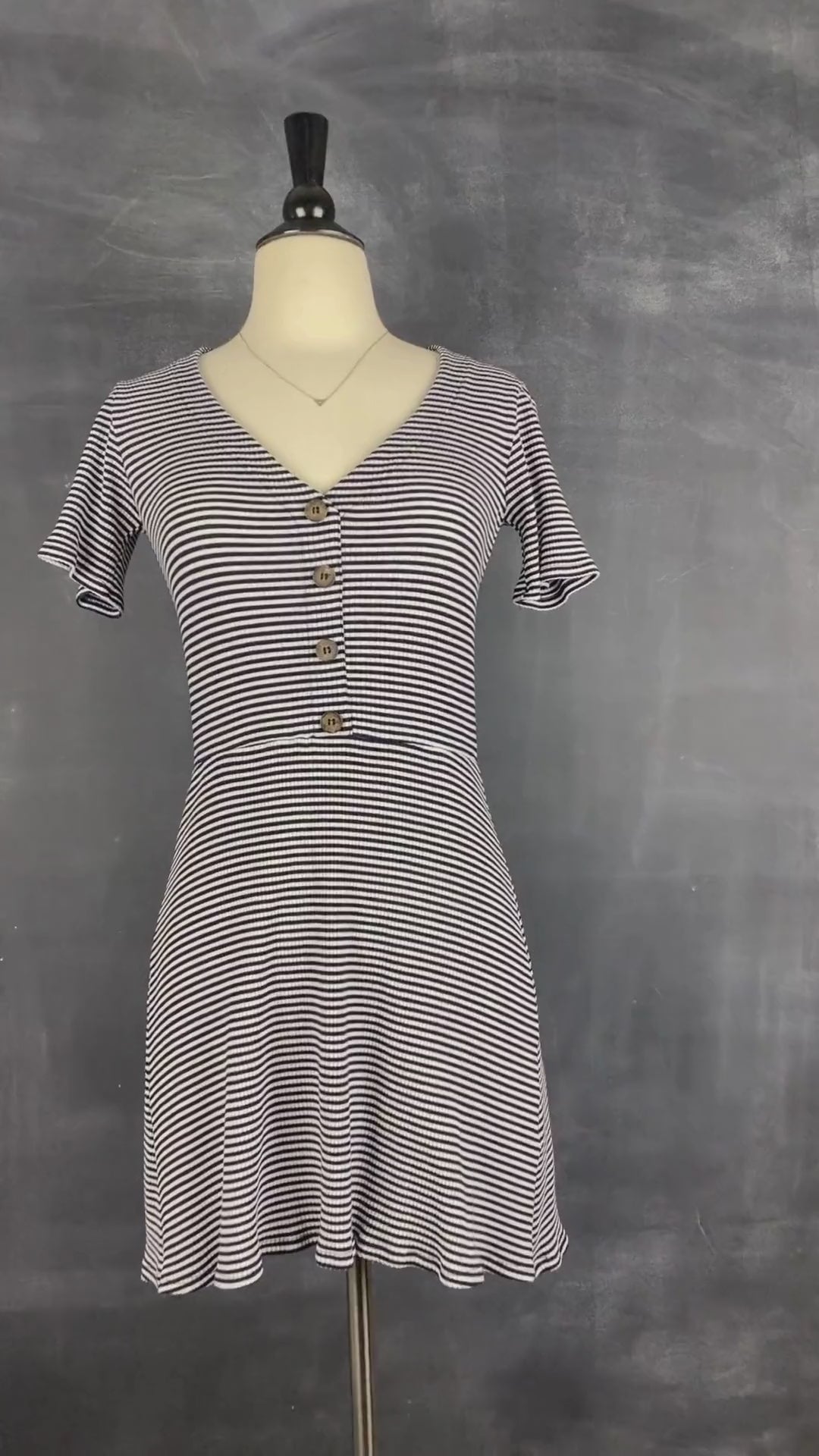 Robe rayée extensible Reformation, taille xs-s. Vue de la vidéo qui présente tous les détails de la robe.