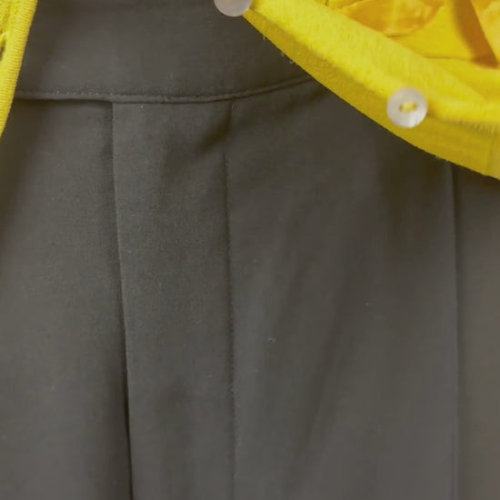 Cardigan en fin tricot jaune soleil avec petits boucles sur les poches, Tara Jarmon, taille small. Vue de la vidéo qui présente tous les détails du cardigan et ses agencements.