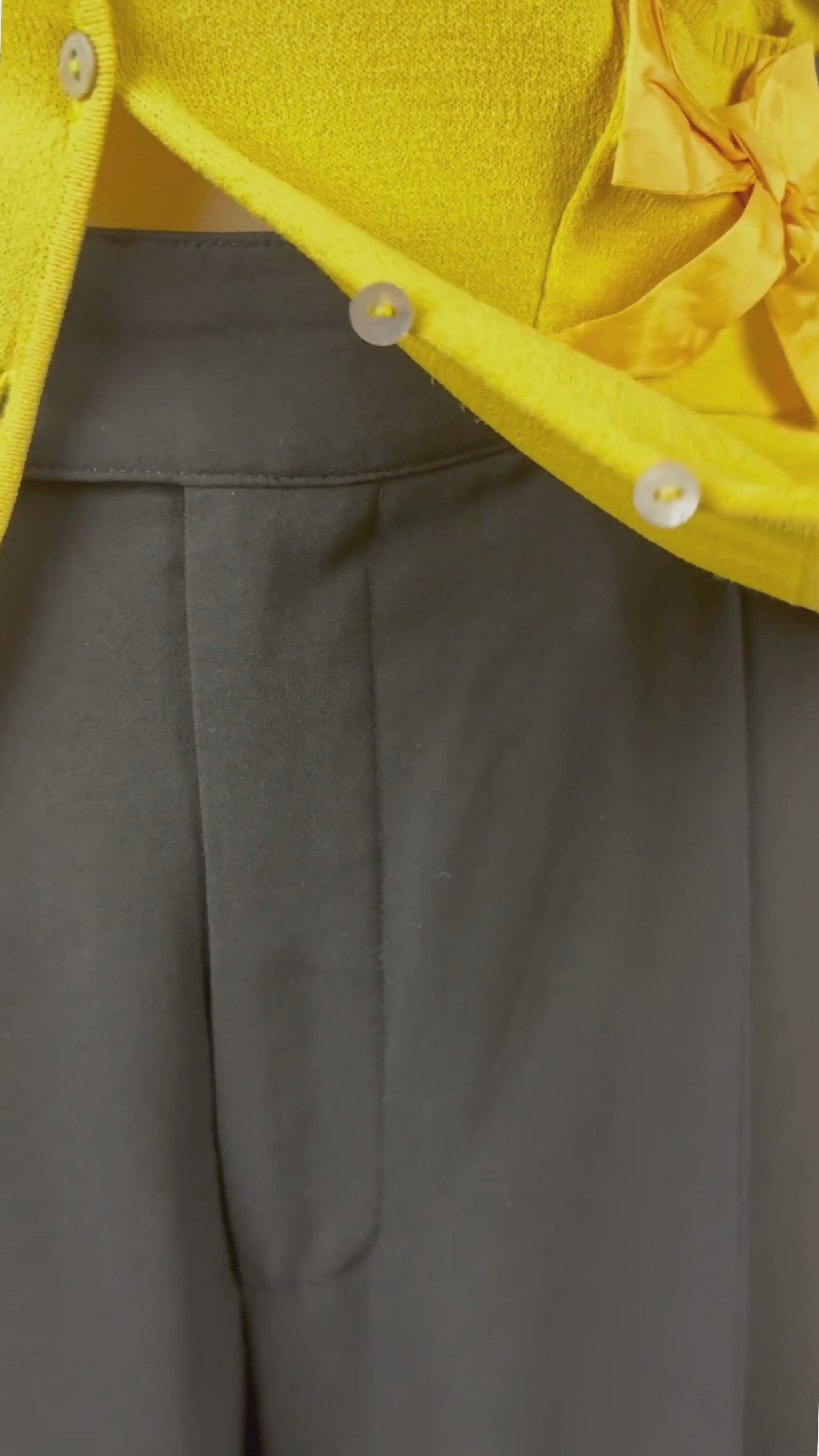 Cardigan en fin tricot jaune soleil avec petits boucles sur les poches, Tara Jarmon, taille small. Vue de la vidéo qui présente tous les détails du cardigan et ses agencements.